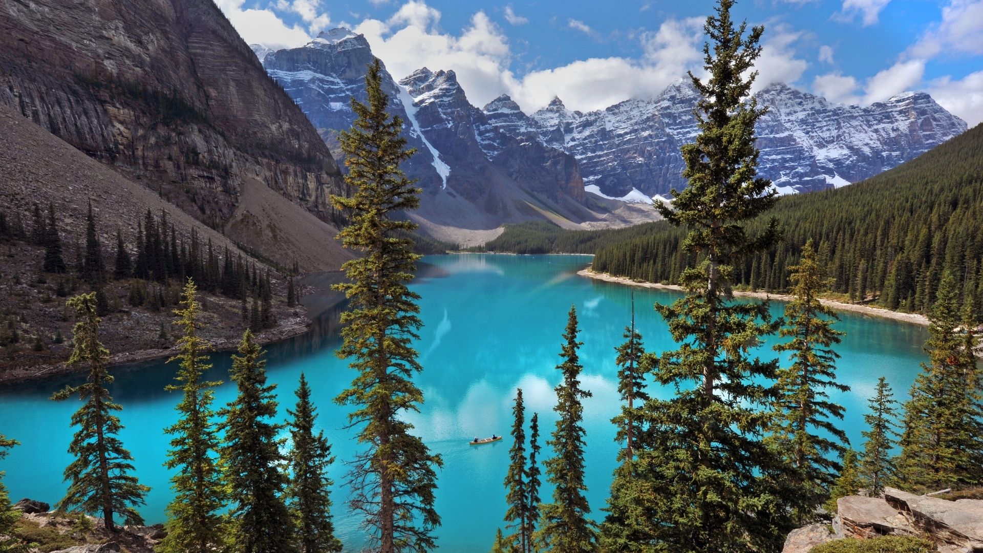 Lac au Canada entouré de forêts