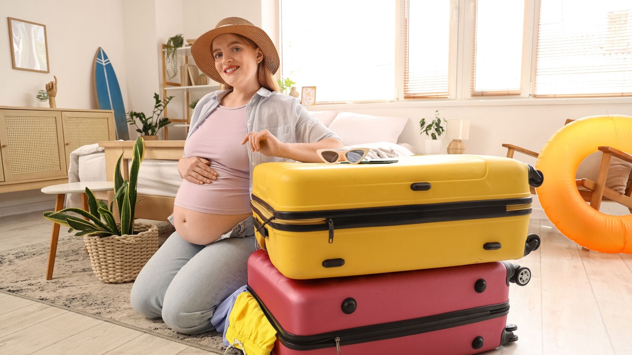 Femme enceinte préparant sa valise pour un voyage babymoon - Assurance voyage grossesse