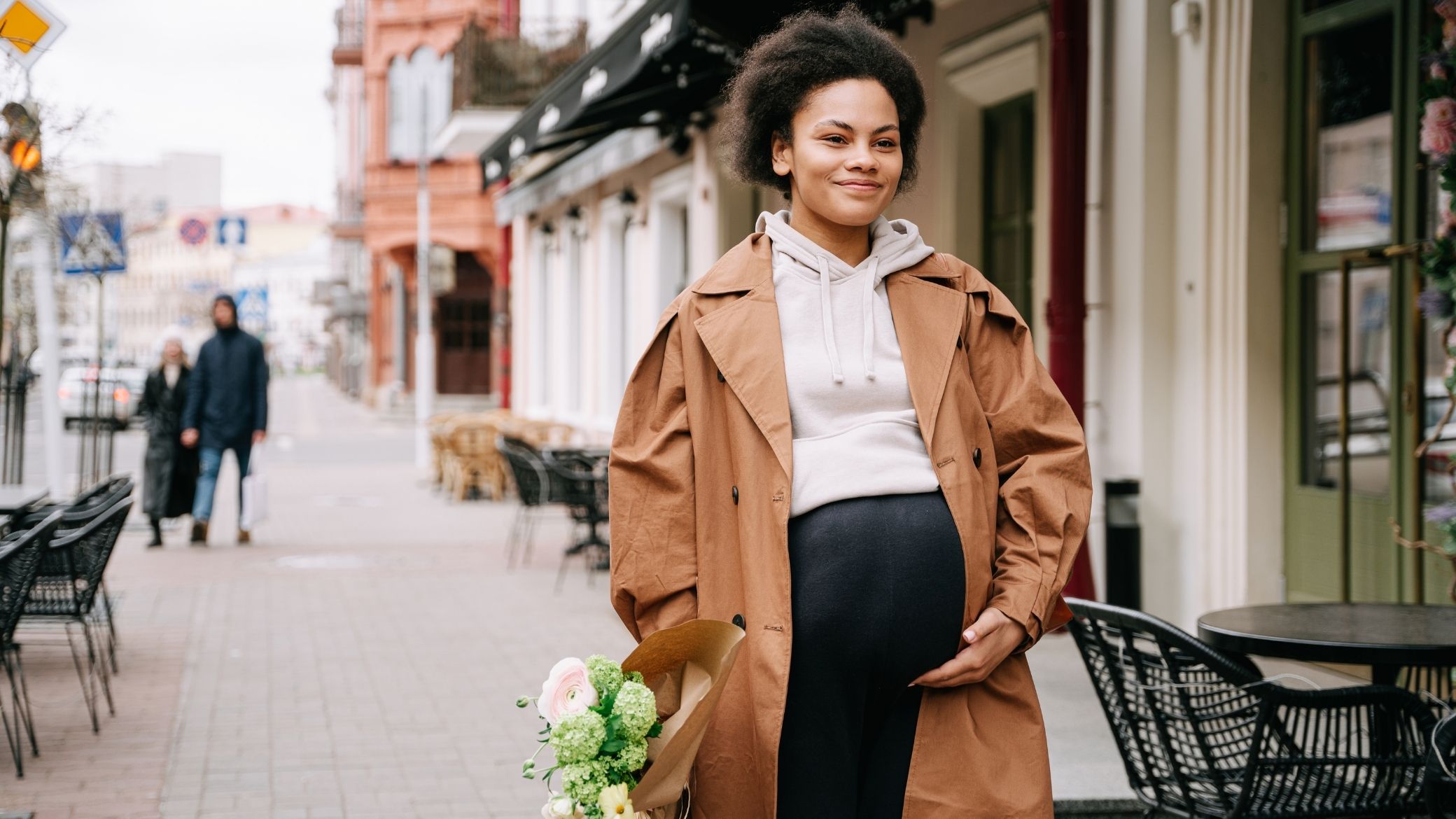 Femme enceinte profitant d'un moment paisible avec vue panoramique - Babymoon serein avec assurance